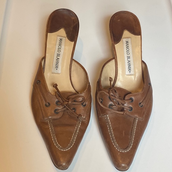 Manolo Blahnik 39 1/2 brown slides kitten heels. Brown leather, white stitching - Picture 2 of 9